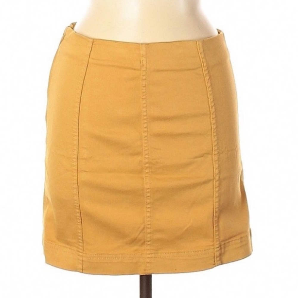Mid-rise mini skirt
